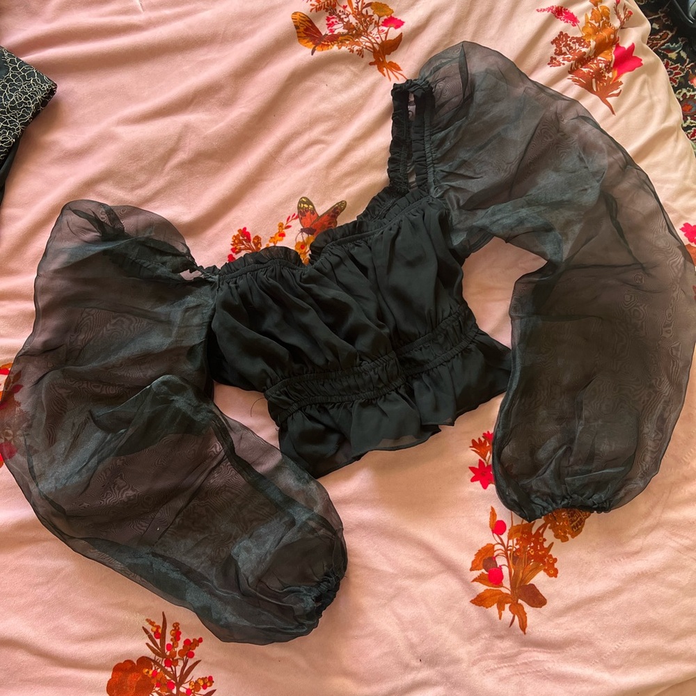 black puffy sleeve crop top